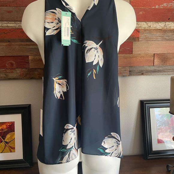 Amanda Uprichard top with keyhole detail in front. - Picture 3 of 9